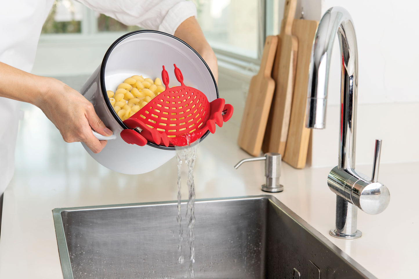 Crabby Clip On Strainer